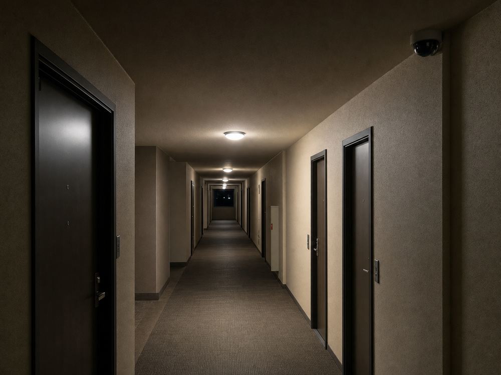 走廊同電梯口位置往往設有監控鏡頭，令蒐證需要更加謹慎