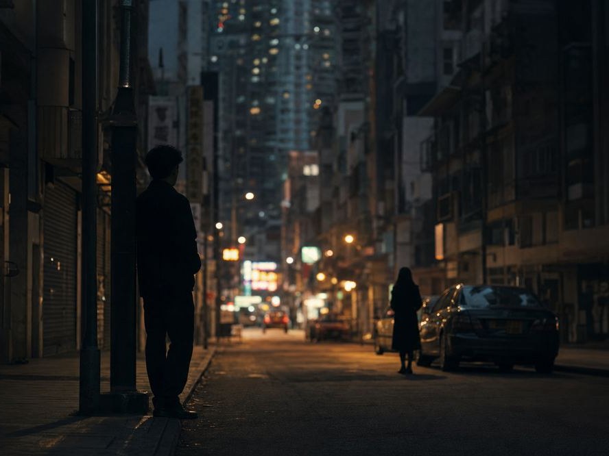 香港街頭夜景，兩個剪影人物分開站立，象徵婚外情曝光後嘅關係疏離