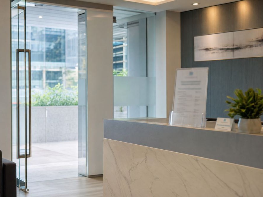 偵探社辦公室,展示服務資訊清晰嘅接待環境